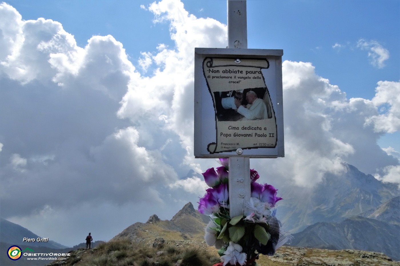 36 Dalla croce diella Cima di Mezzeno (Giovanni Paolo II - 2230 m) vista verso il Pizzo Arera.JPG